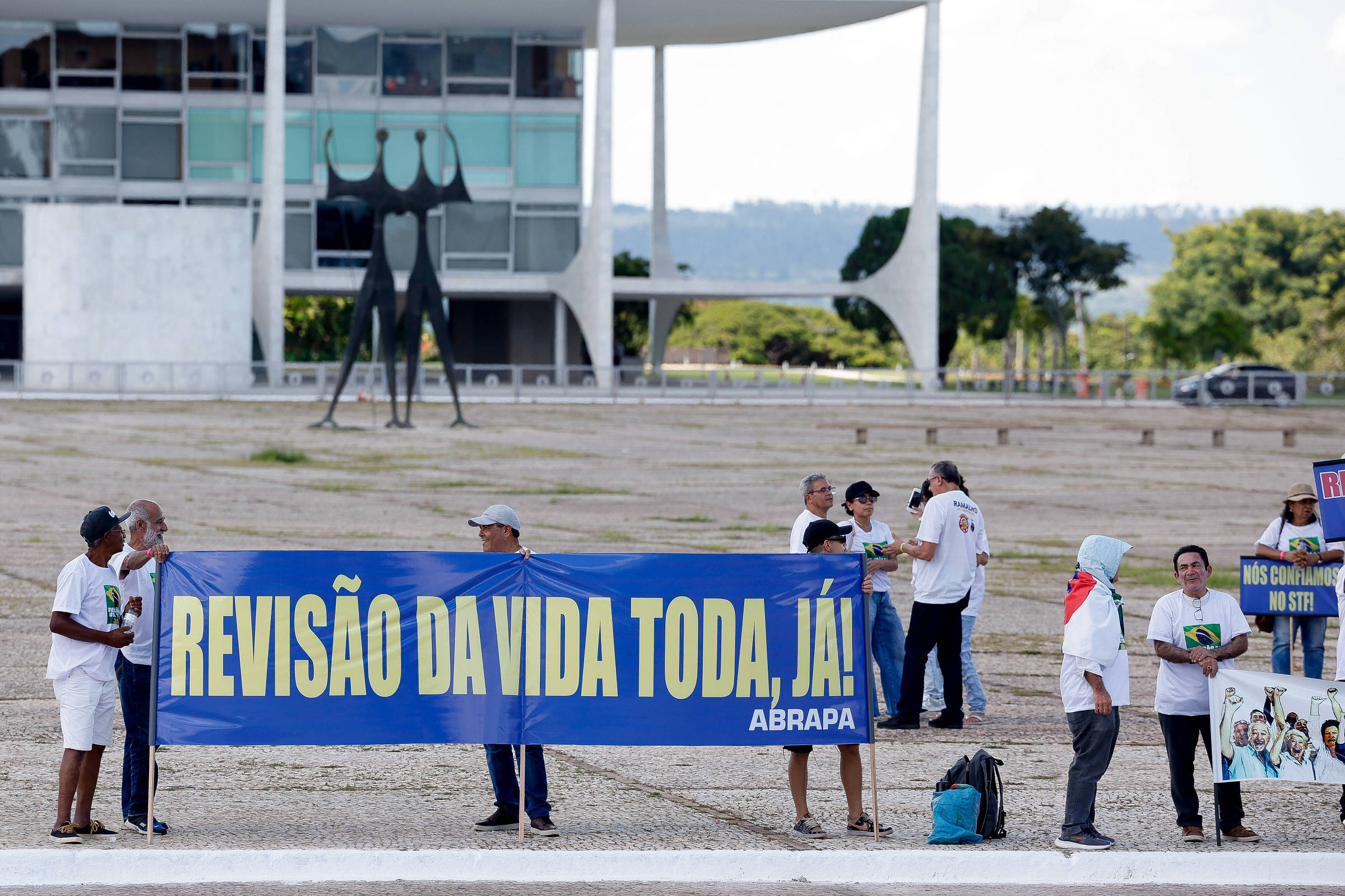 Jornalista revisa documentos do INSS em busca de respostas sobre mudanças na revisão da vida toda.