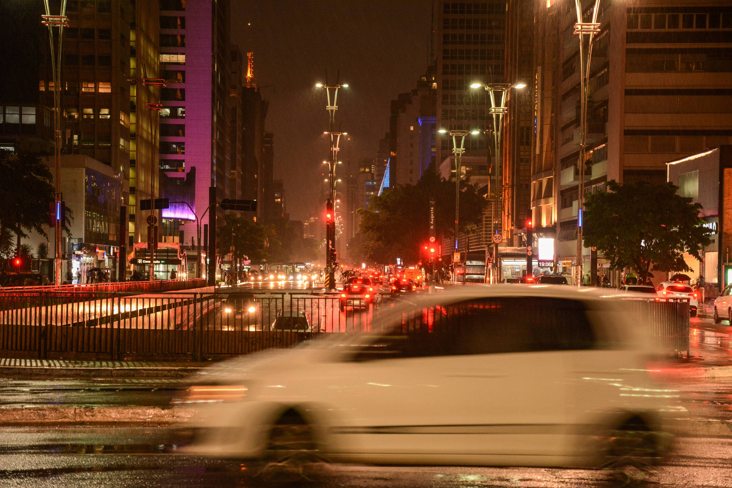 Entenda como a luz artificial e a poluição sonora prejudicam o sono nas grandes cidades