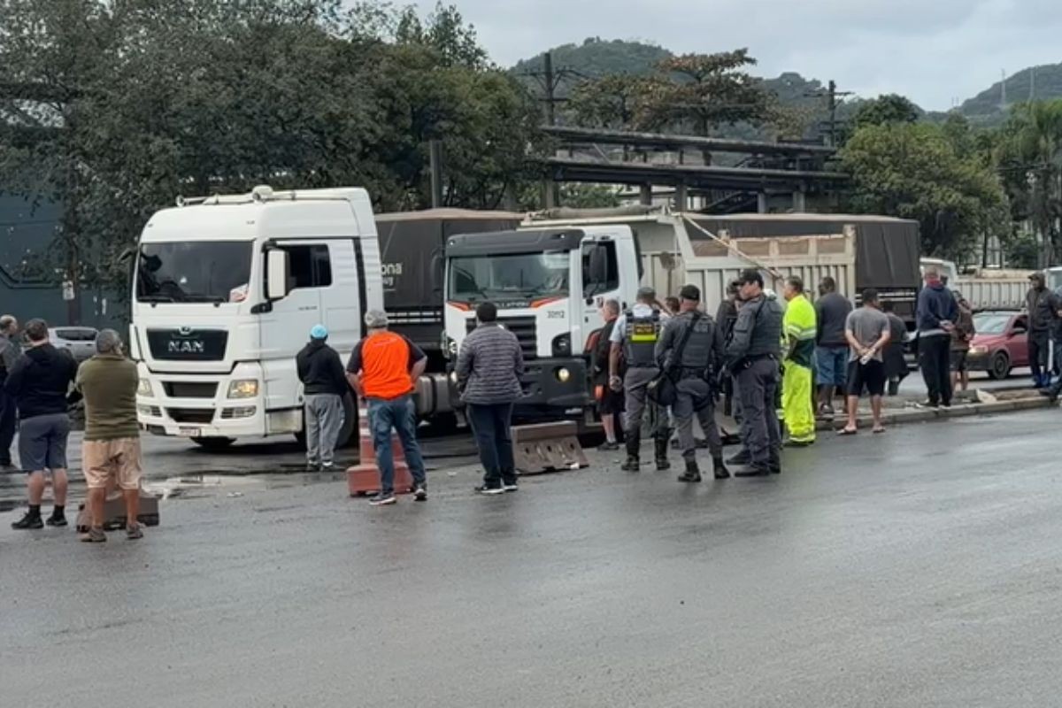 Caminhoneiros fazem paralisação no porto por votação da MP do Frete