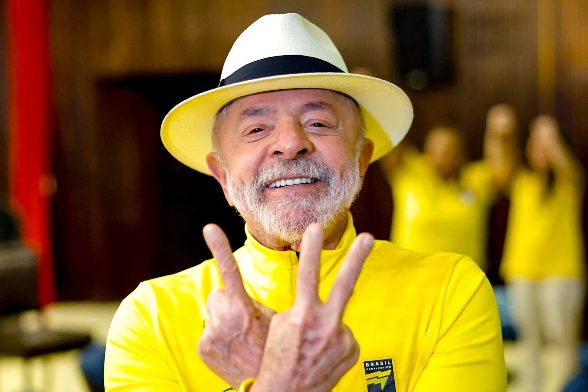 Lula corneta após maioria da Seleção não voltar ao Brasil: 'Vergonha'
