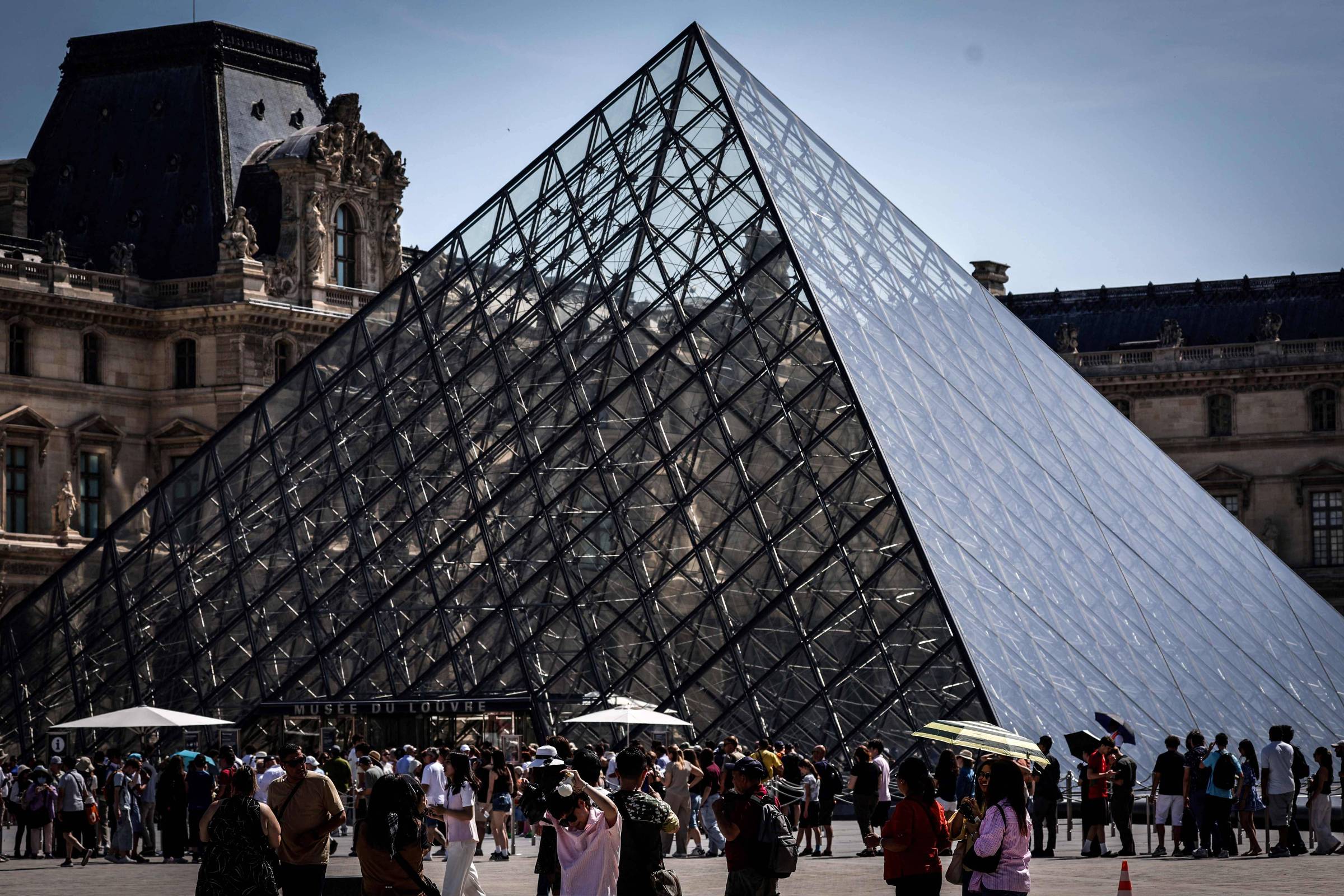 Ladrões do Louvre dizem que mandante queria mais joias