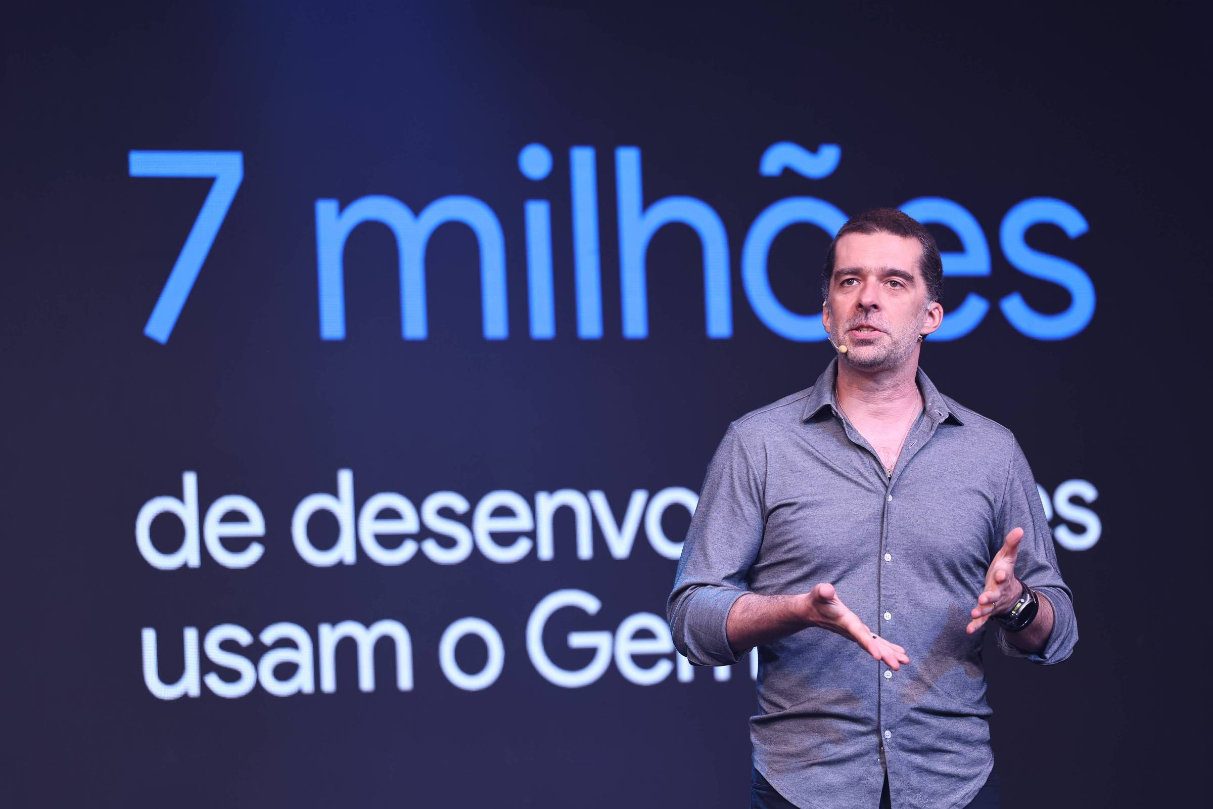 Um homem de meia-idade, provavelmente um ex-executivo da Google, fala sério em uma conferência de imprensa, com uma tela de computador ao fundo.