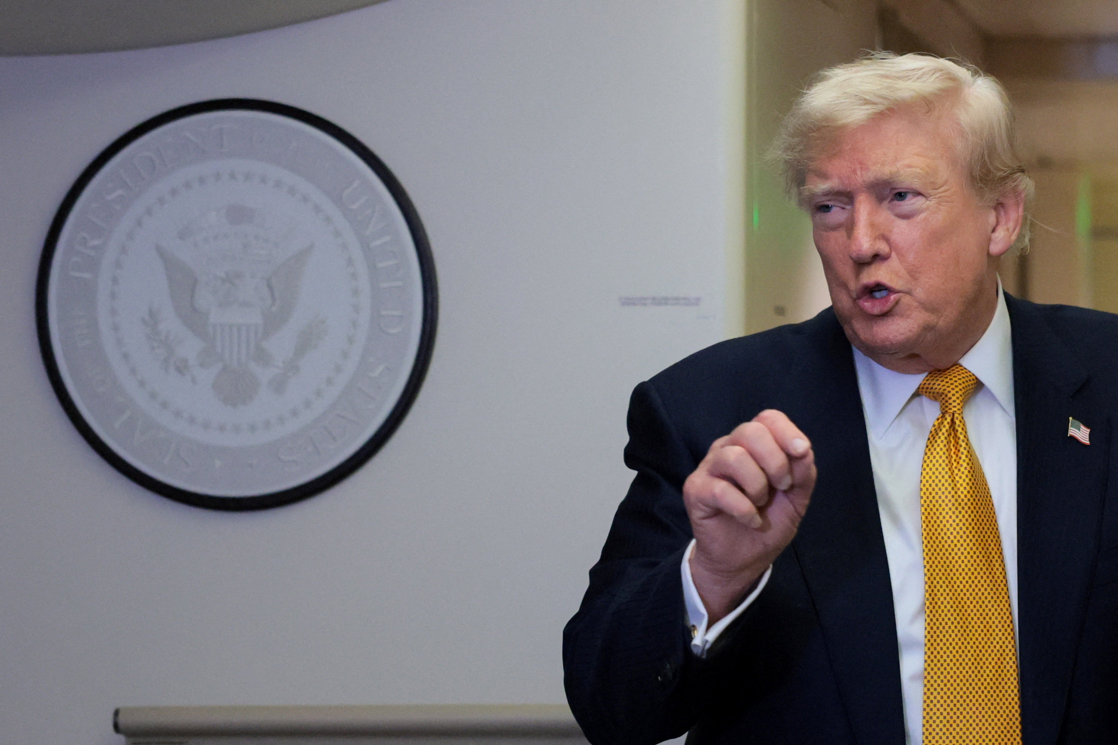 Trump diz ter desistido de pedágio de 20% a embarcações em Ormuz