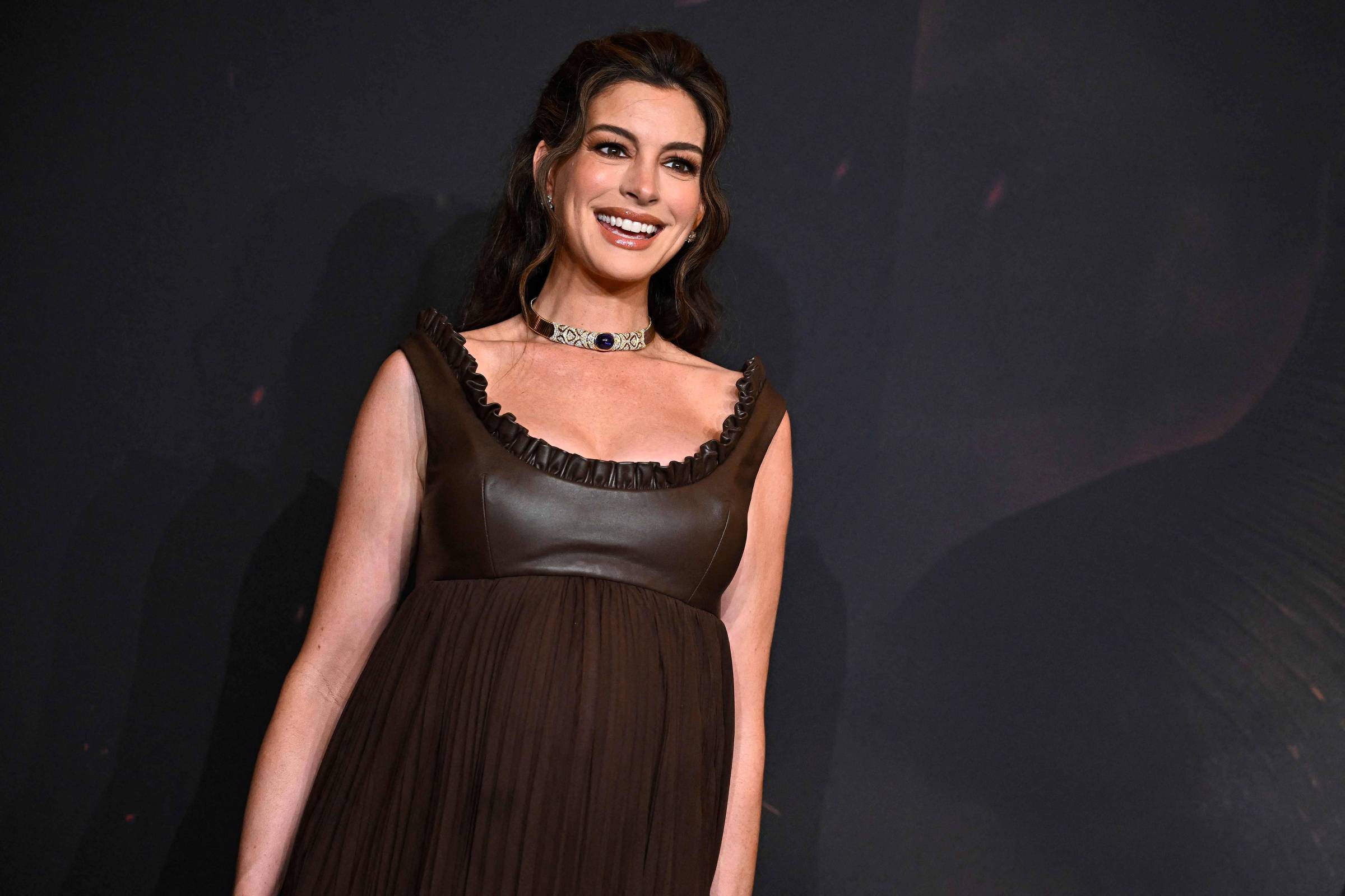Anne Hathaway diz que ficou chocada ao descobrir gestação