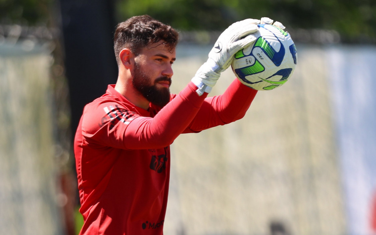 Goleiro ex-Flamengo fica perto de reforçar outro clube da Série A