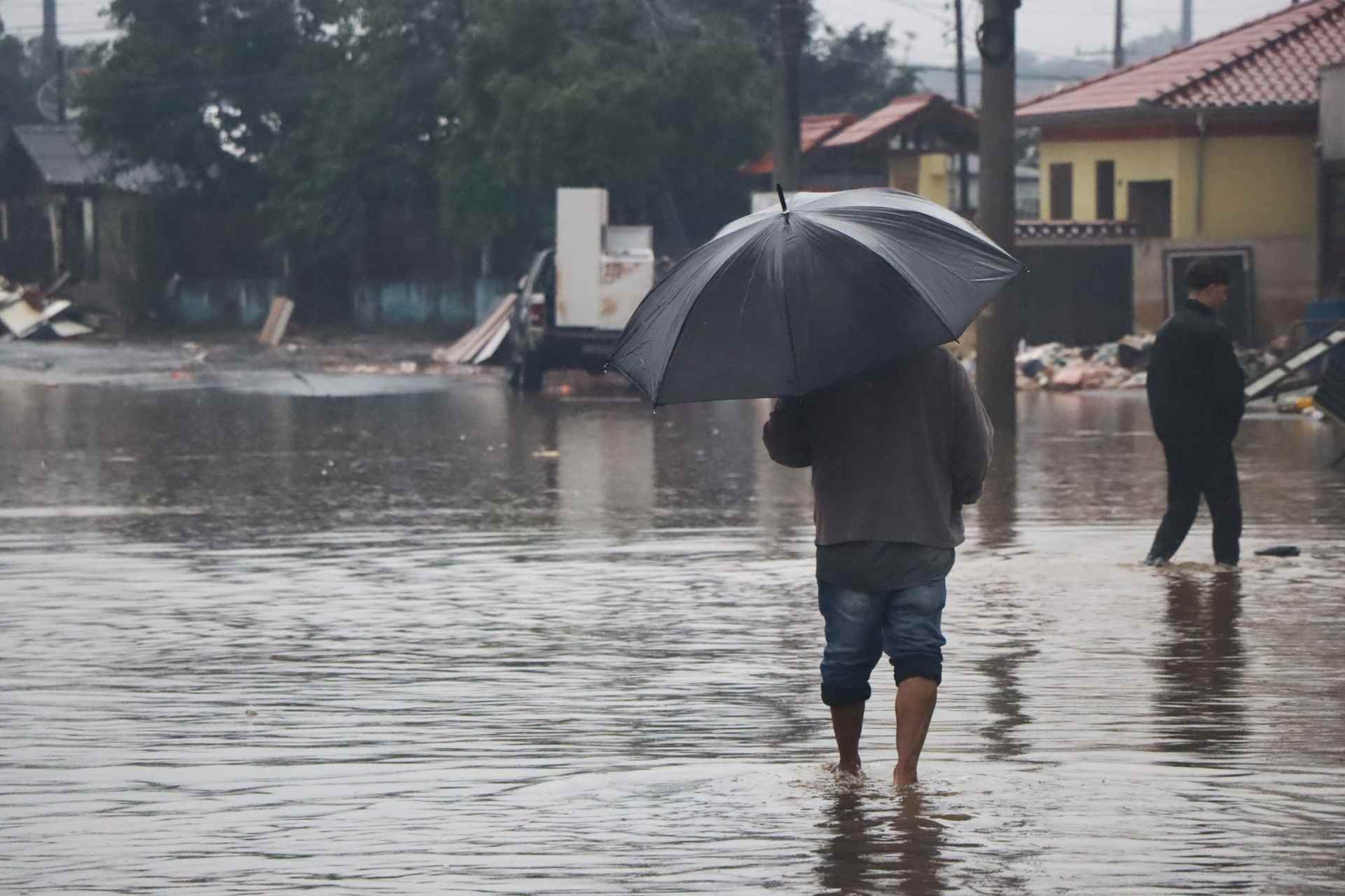 Cidade sob nuvens tempestuosas com chuva forte e vento.