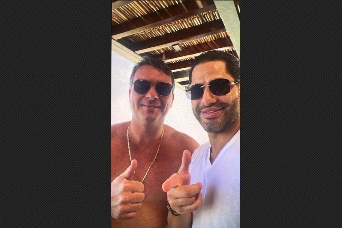 Flávio aparece em foto ao lado do 