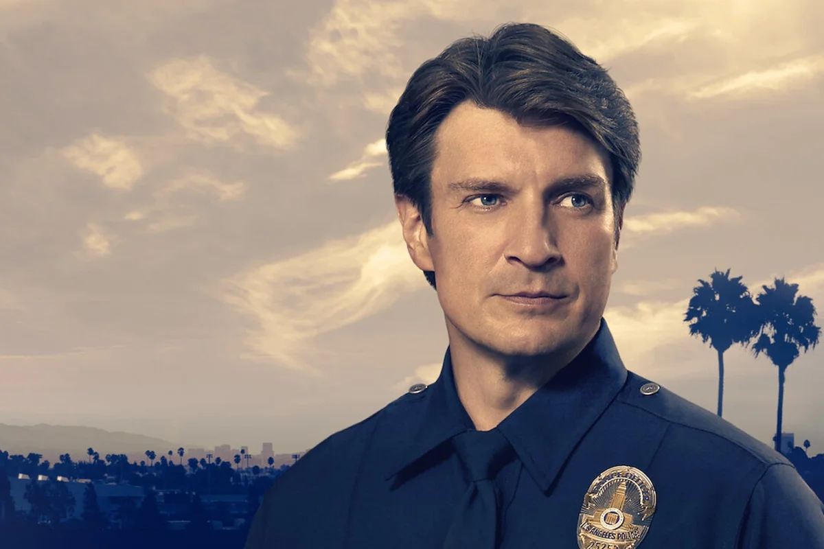 Jornalista segura papel com manchete sobre morte de vilã em The Rookie.