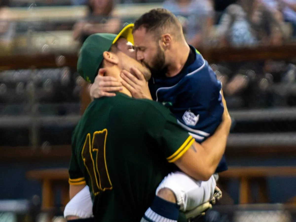 Beijo entre jogadores durante partida de beisebol viraliza na web