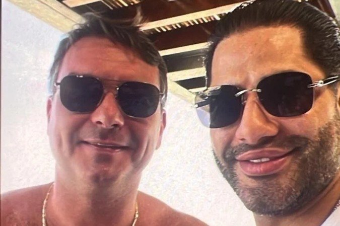 PL fecha fileiras para defender Flávio em meio a foto com Sicário