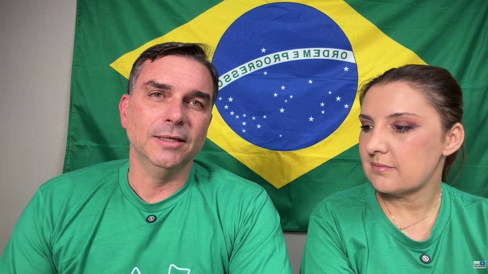 Flávio Bolsonaro diz que foto com Sicário de Vorcaro é IA manipulada