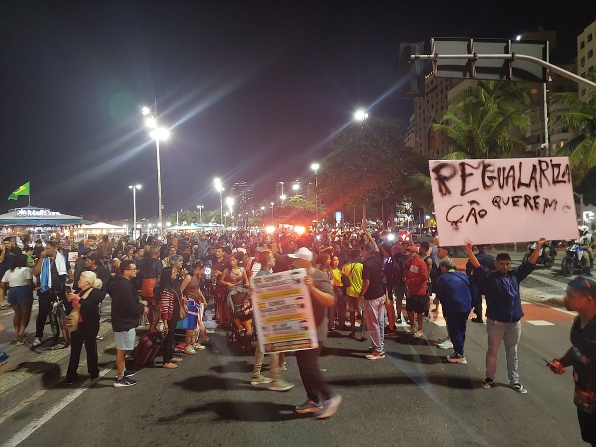 Camelôs fazem protesto e fecham duas pistas da Avenida Atlântica, em Copacabana, na Zona Sul do Rio