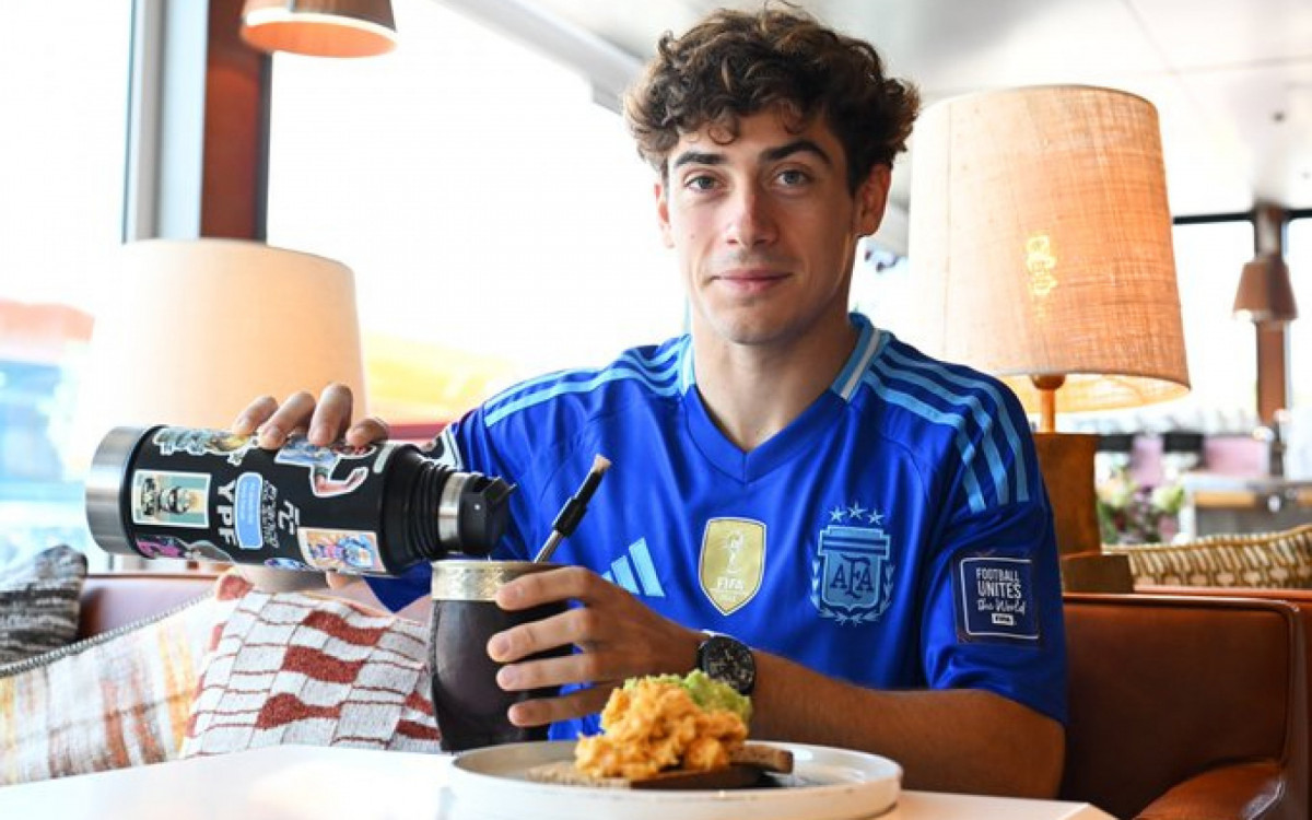 Colapinto veste camisa de Messi na chegada no GP da Bélgica