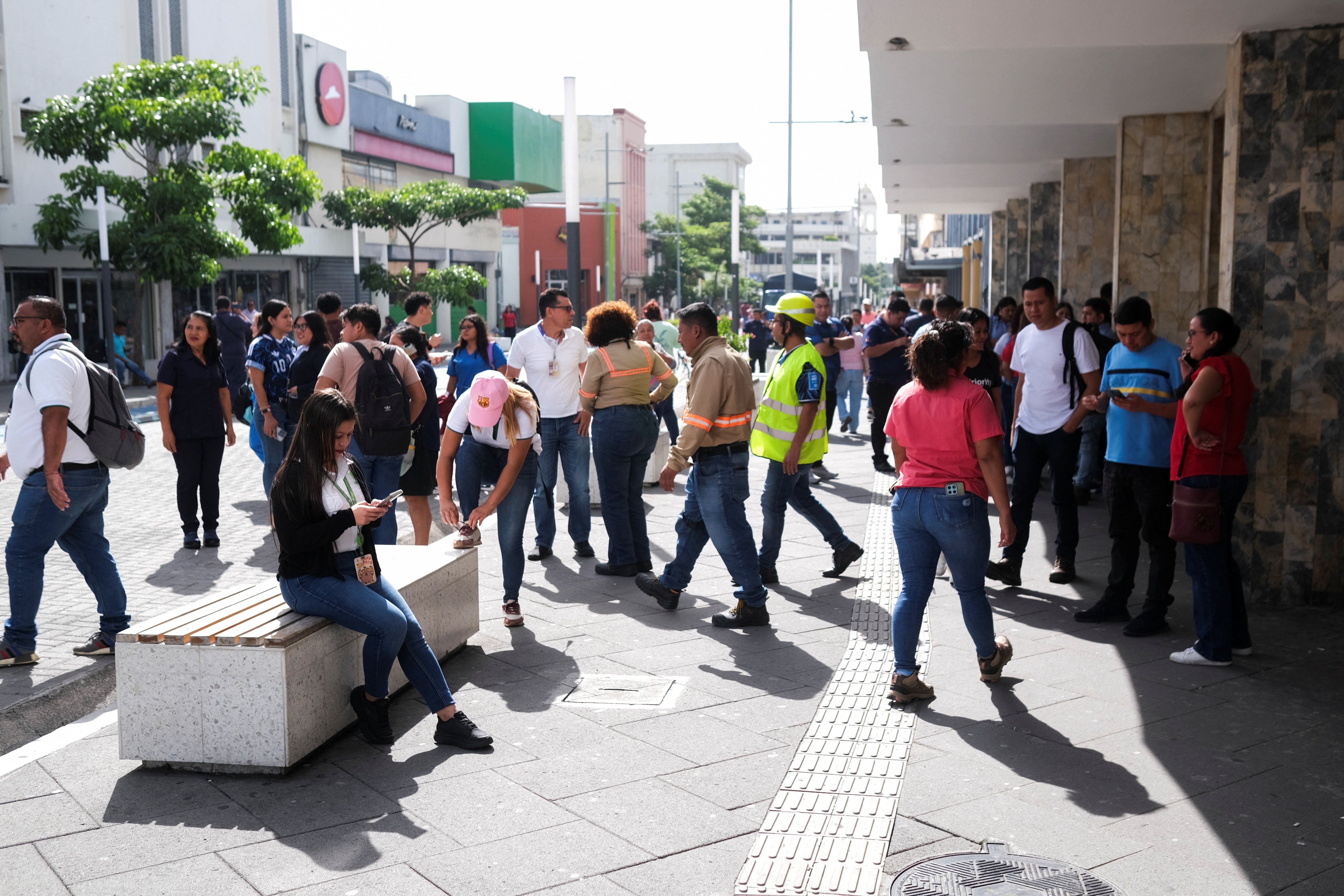 Terremoto de magnitude 7,4 atinge o México, e EUA emitem aleta de tsunami