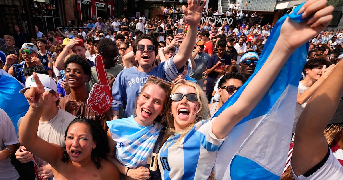 Equipe argentina celebra vitória em meio a música e alegria em estádio lotado.