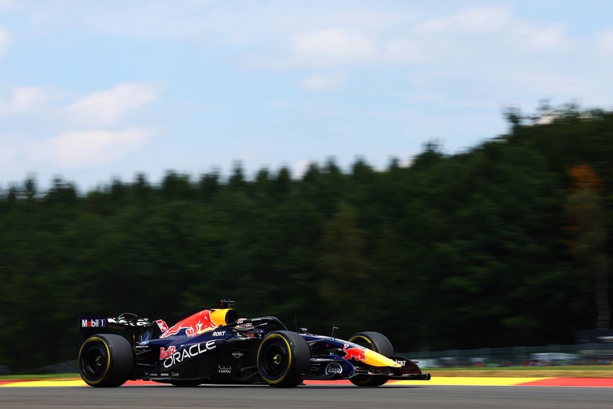 Max Verstappen lidera a pista em Spa, superando os pilotos da Ferrari.