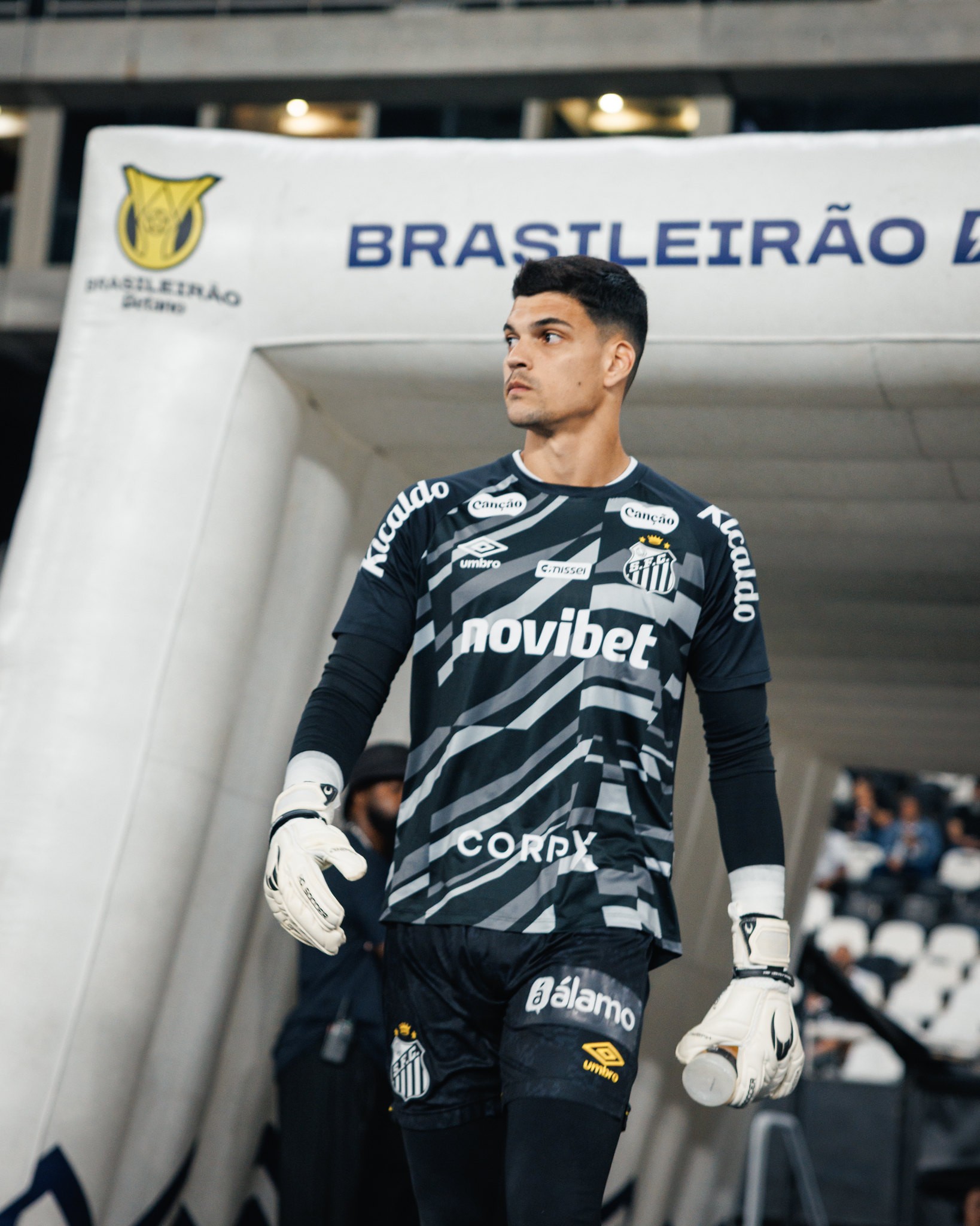 Gabriel Brazão defende saída do gol e lamenta derrota do Santos: 