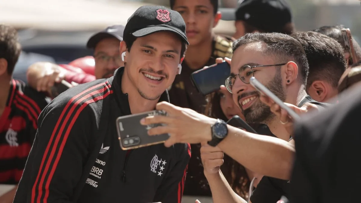 Equipe do Flamengo é recebida com festa em chegada ao Distrito Federal.