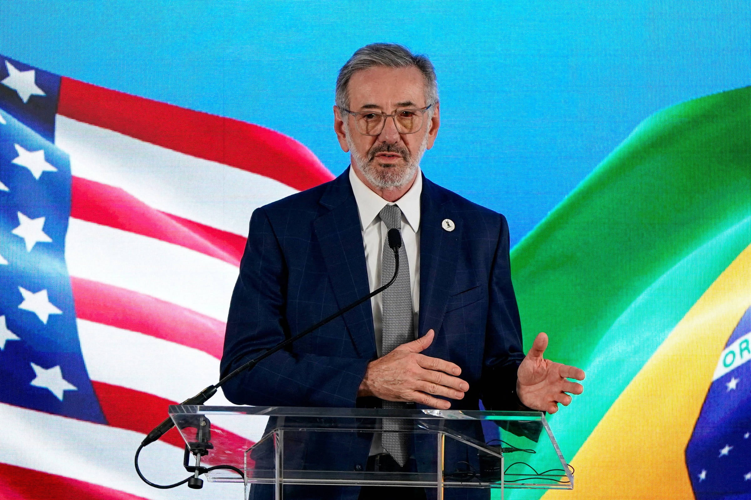 Brasil é vítima de tarifa-sanção de Trump, não é covarde nem vai capitular, diz ministro da Indústria