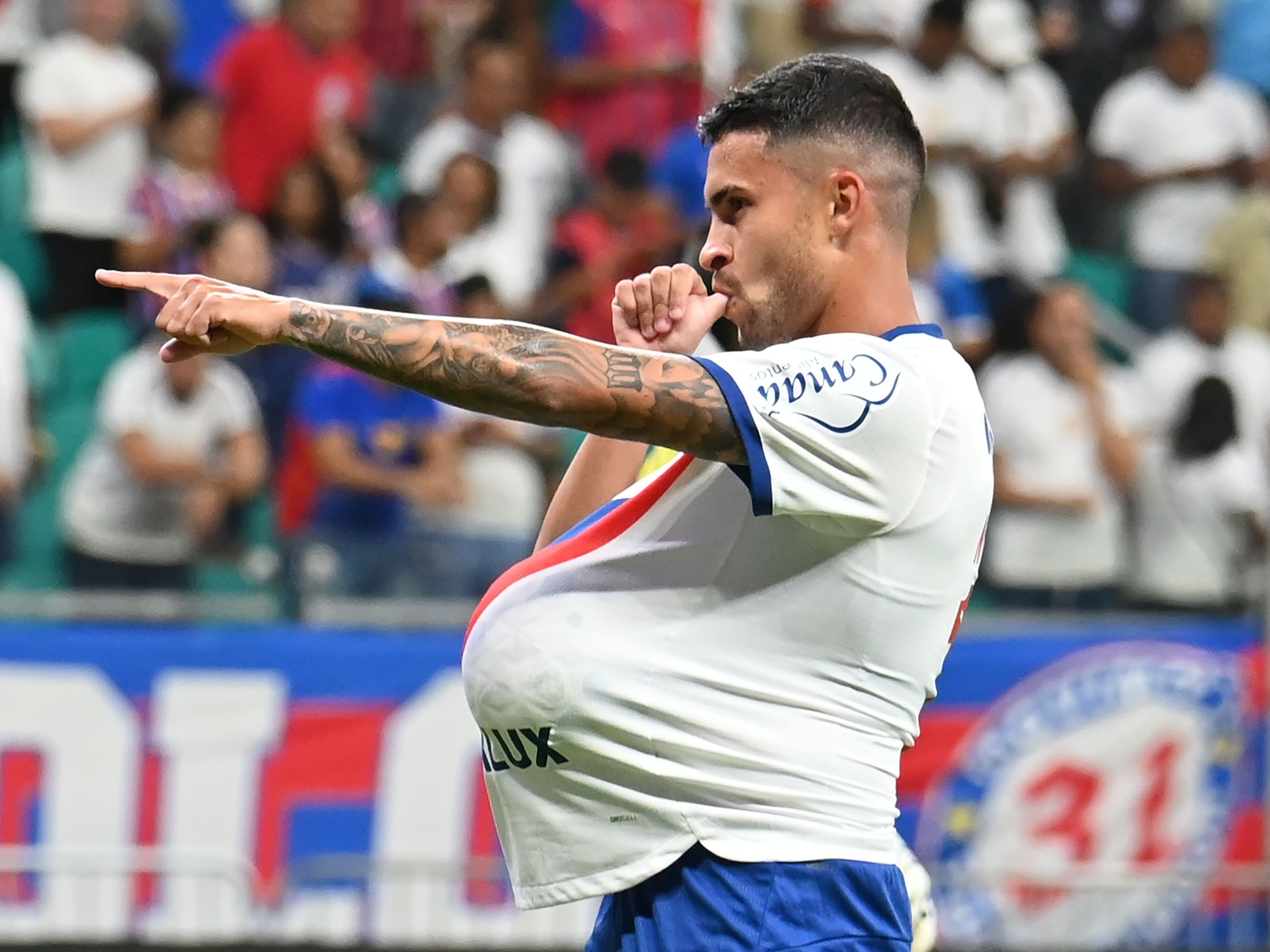 Bahia decide no 1º tempo e bate a lanterna Chapecoense em duelo atrasado