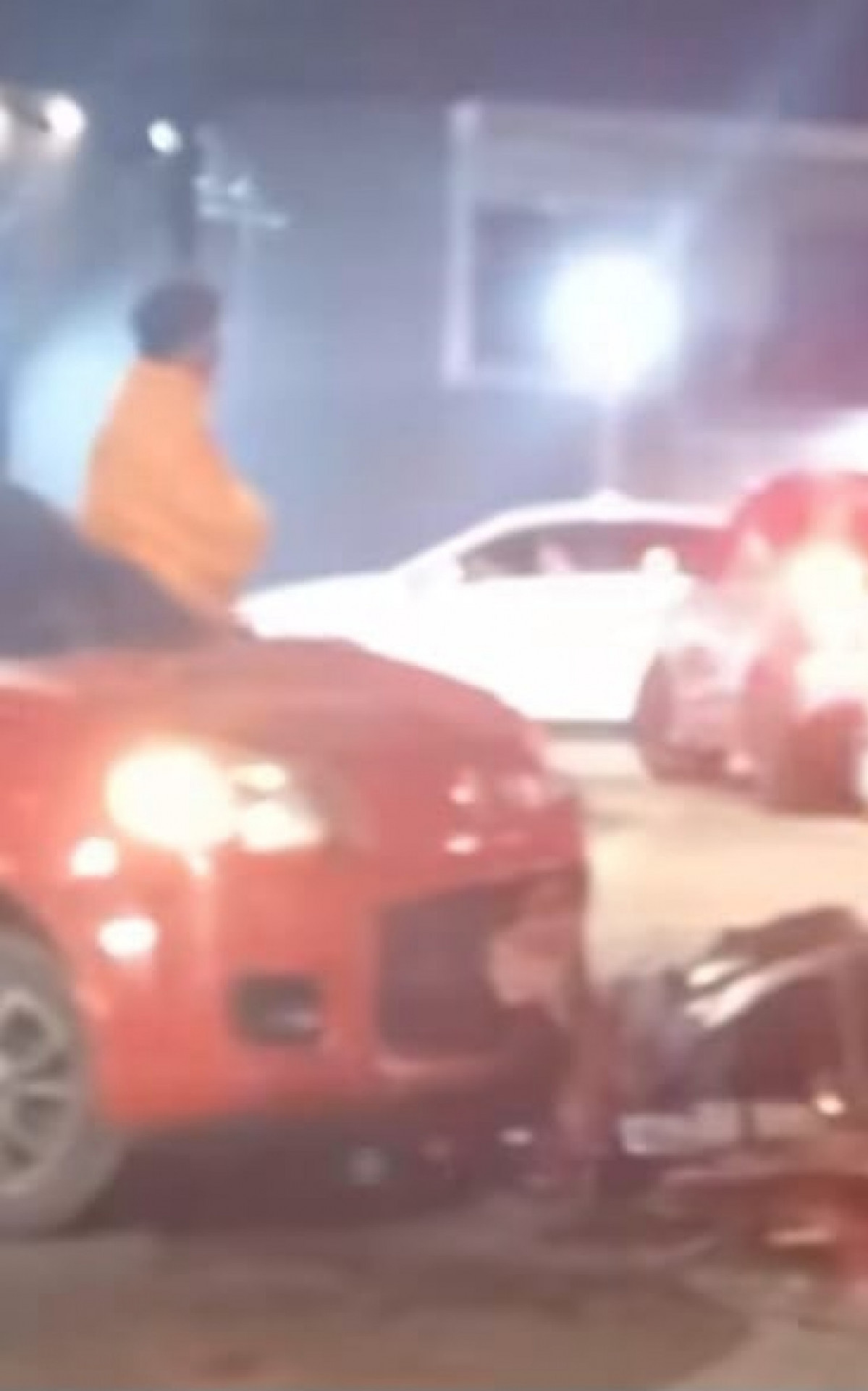 Acidente entre moto, carro e guincho deixa três feridos em Angra