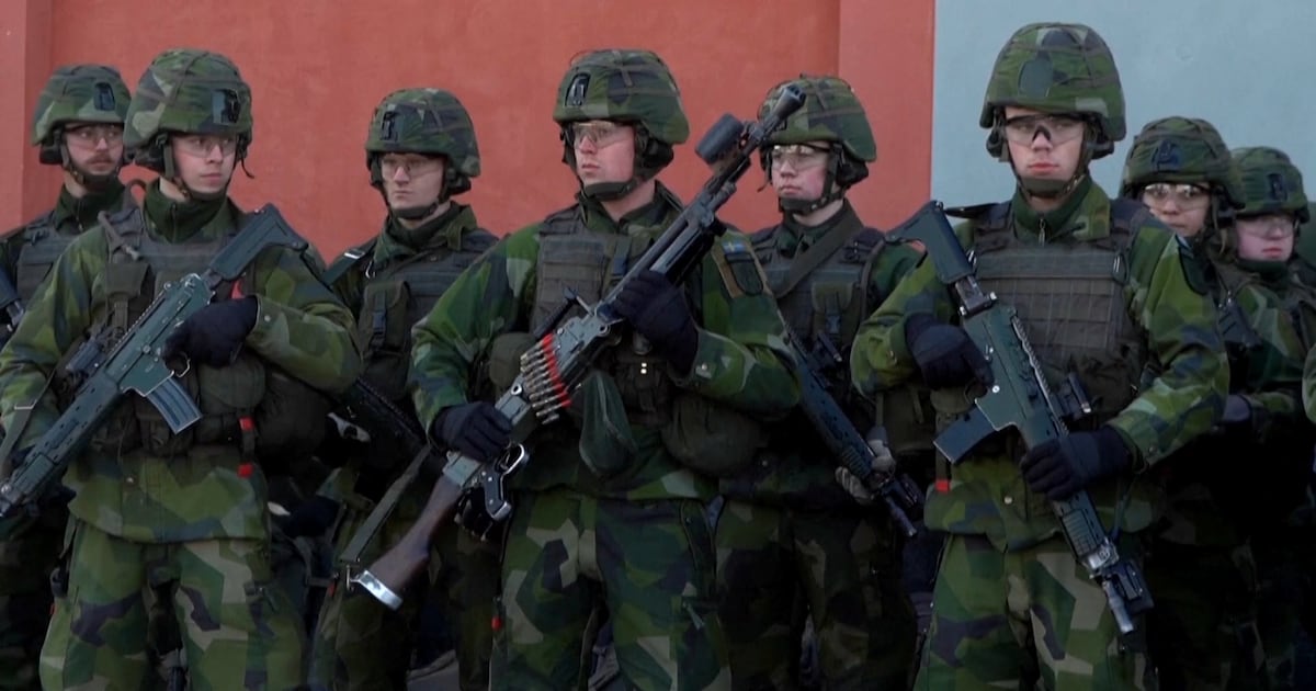 Soldados russos em frente da Ucrânia, cena de combate intenso com soldados em posição defensiva.