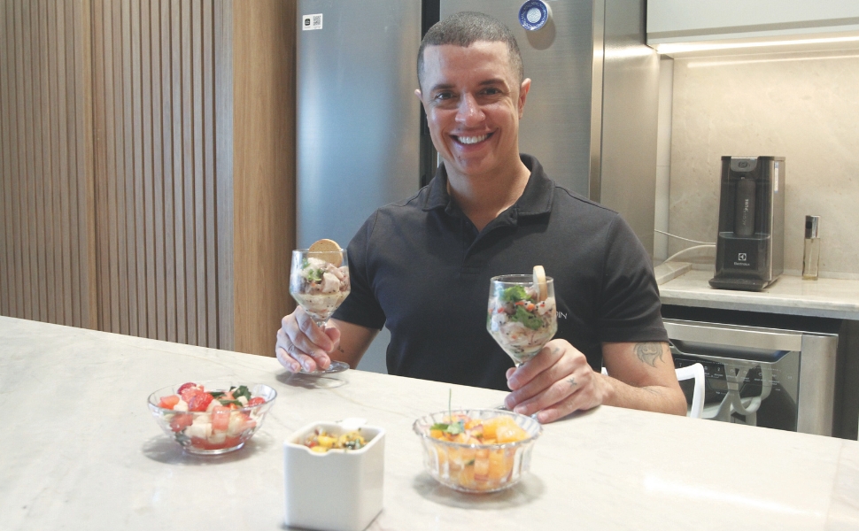Quatro receitas de ceviche refrescantes com frutas coloridas e frescas.