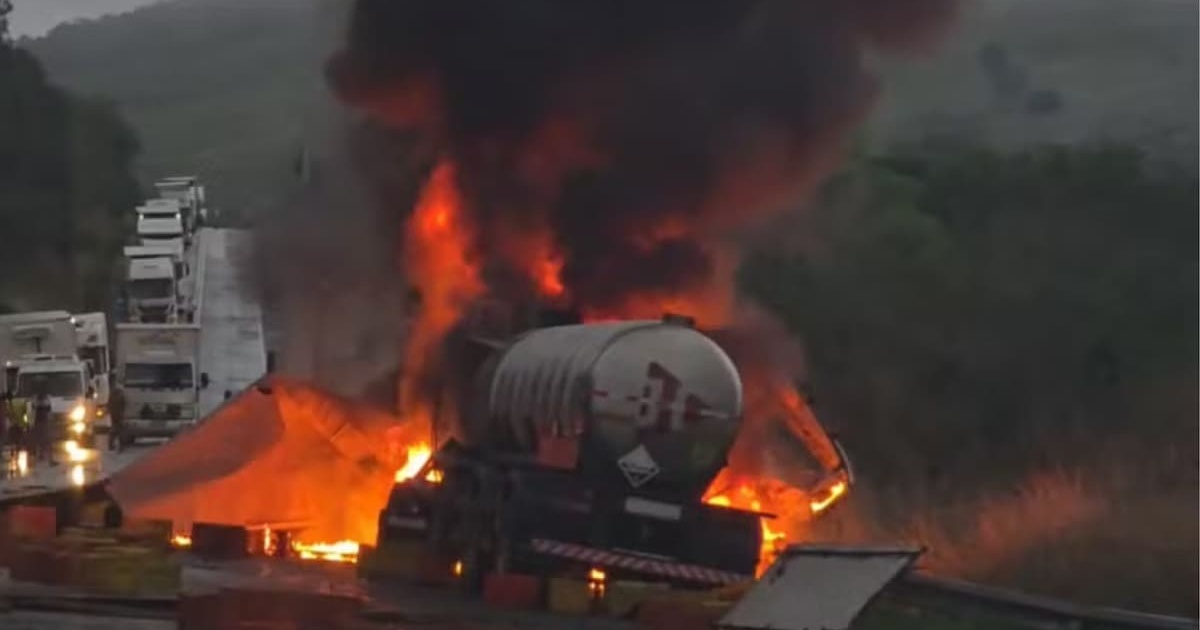 Colisão entre carretas deixa vítimas graves na BR-116 em Jequié; rodovia está interditada