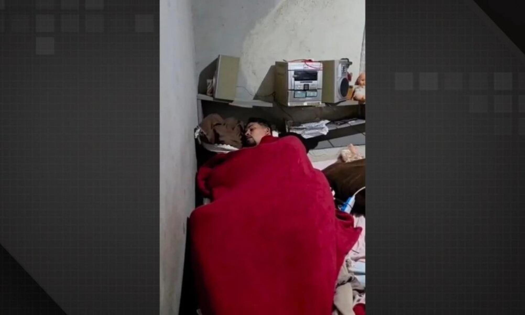 Traficante do Comando Vermelho é preso dormindo enrolado no edredom