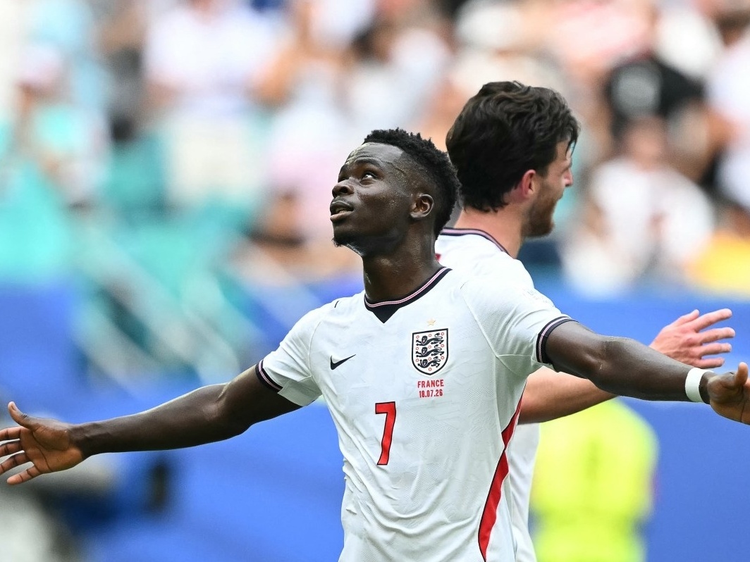 Saka diz que Jude o incentivou em pênalti: 'Vai lá pegar seu hat-trick'