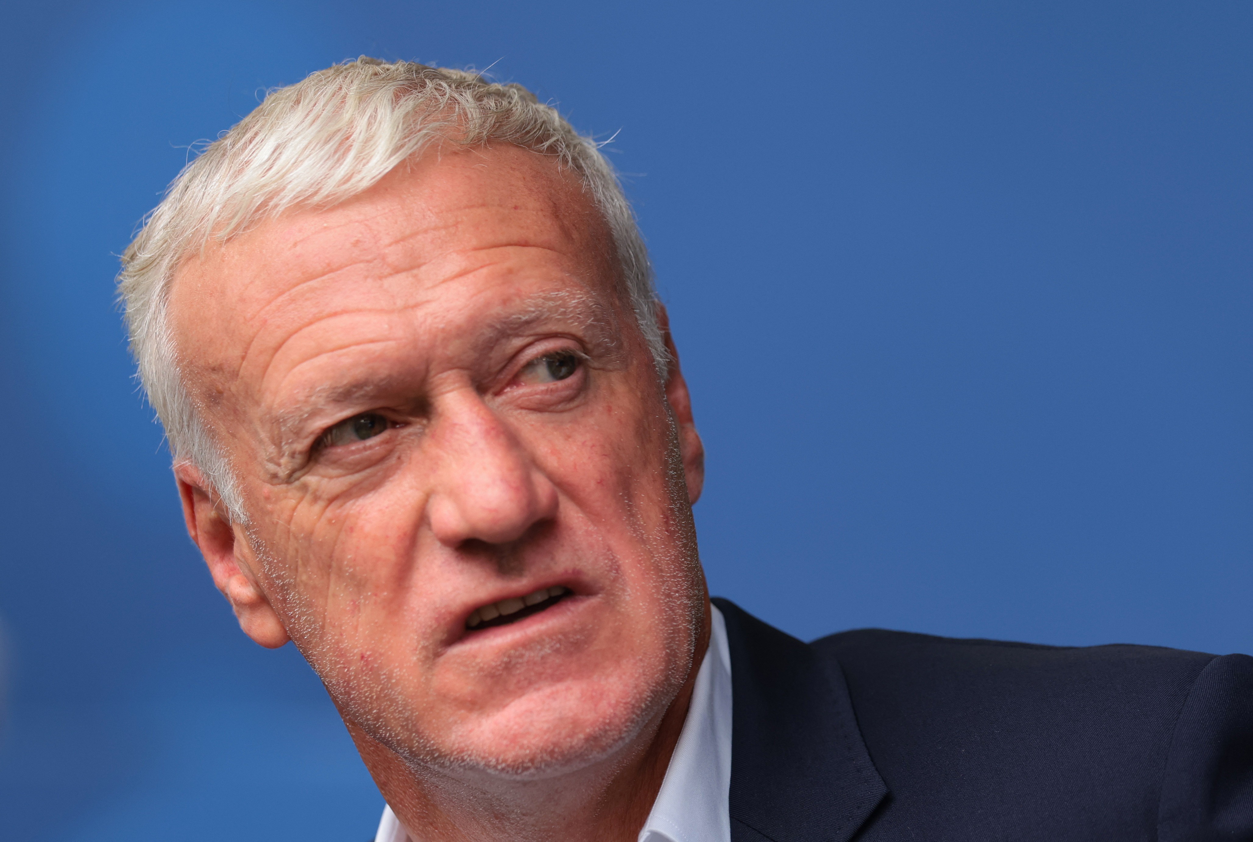 Deschamps é aplaudido por jornalista em despedida da seleção da França