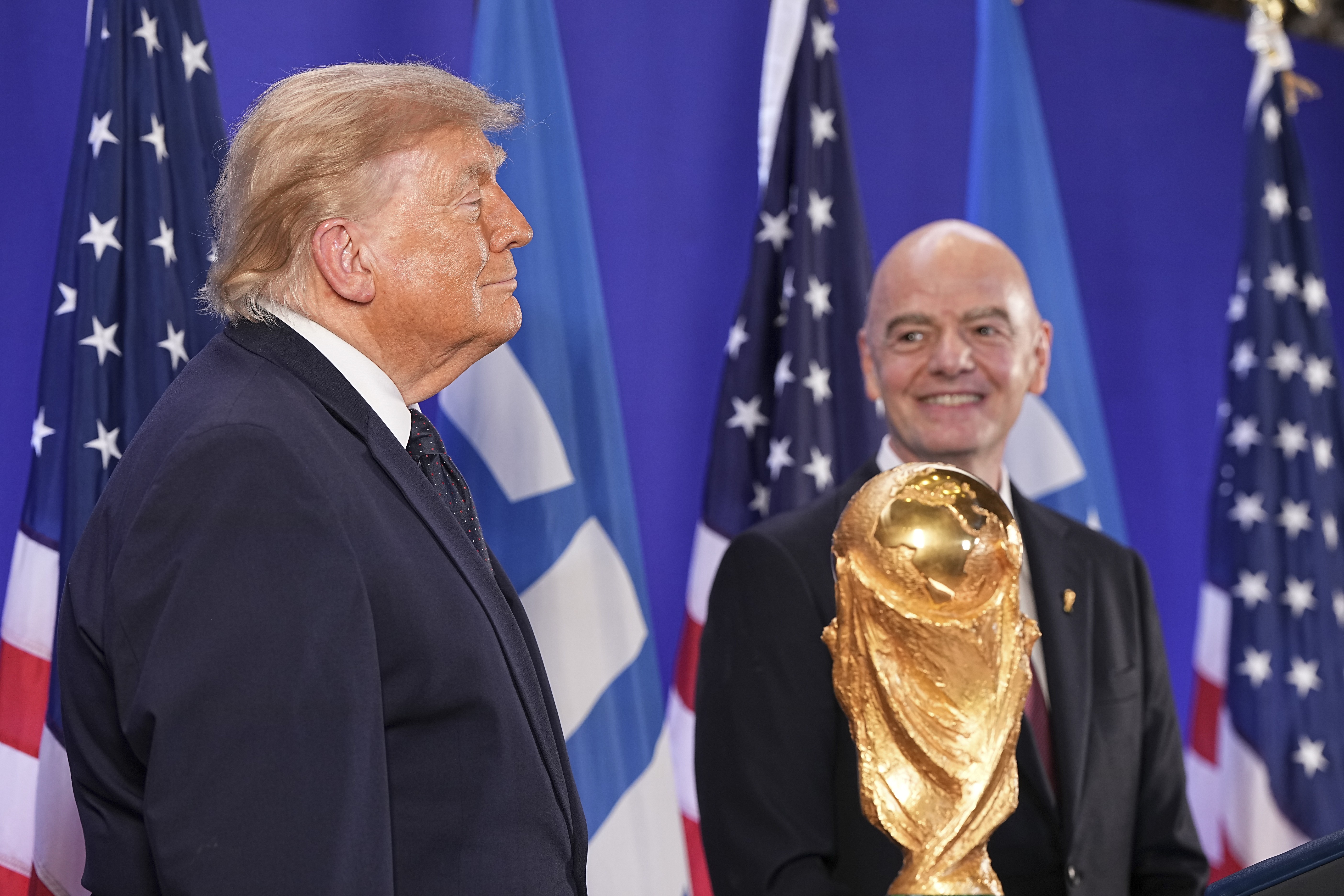 Pés-frios na final da Copa? Trump e prefeito de NY dividem arquibancada após 'zica' em jogo dos Knicks