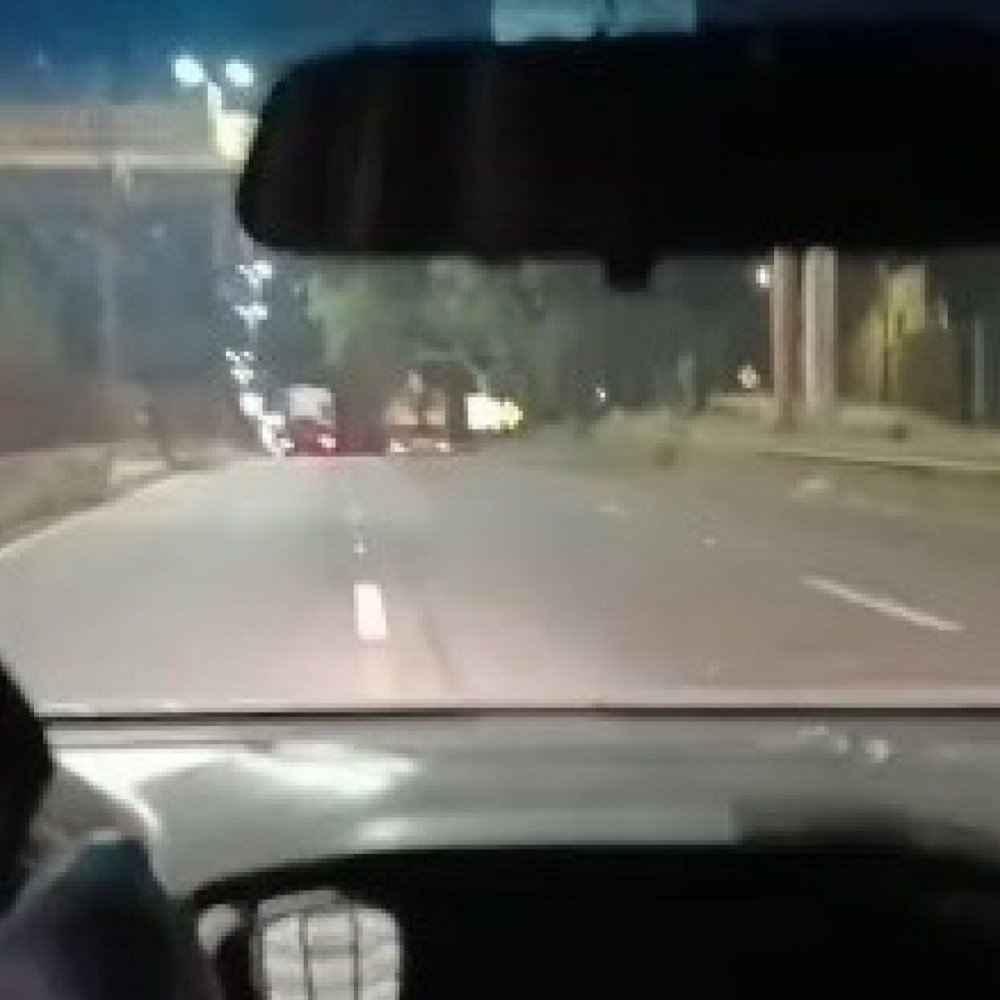 Vídeo: veja momento da perseguição de caminhoneiro que bateu em viaturas