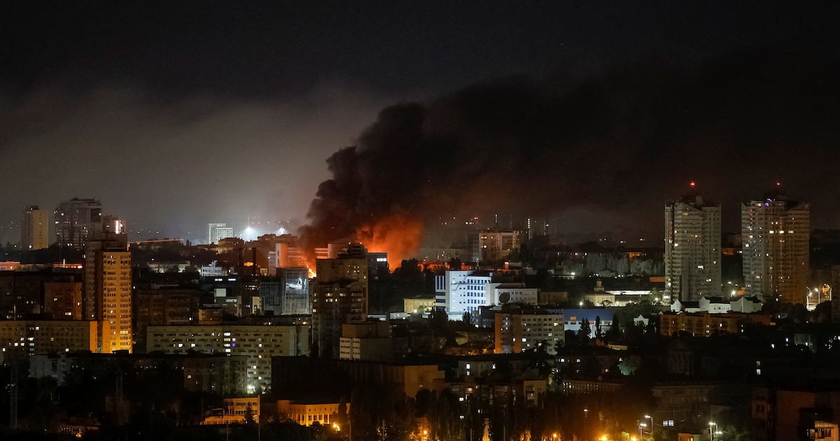 Míssil russo explodindo em Kiev, Ucrânia, com danos significativos às defesas aéreas locais.