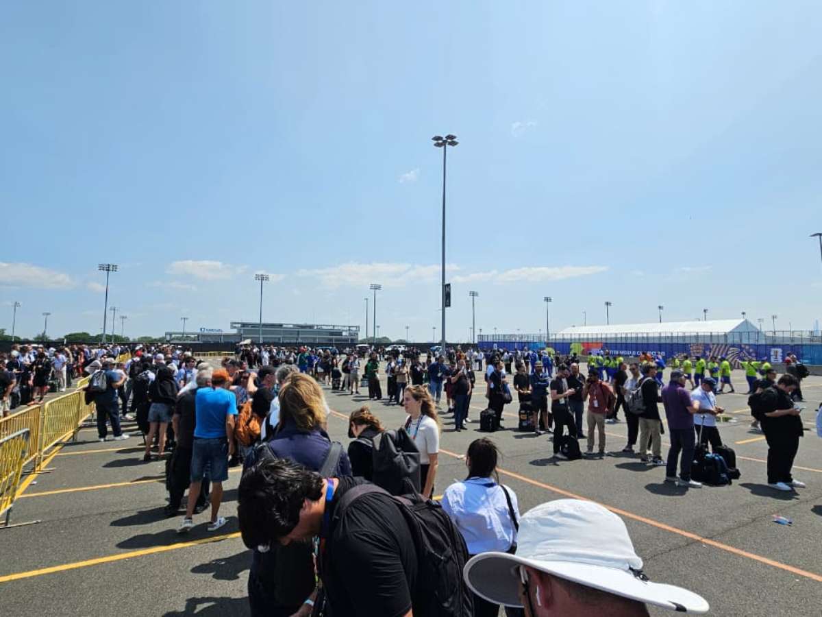 Fifa faz imprensa de boba na entrada do estádio da final, promove filas de mais de 2 horas e coroa organização ruim da Copa