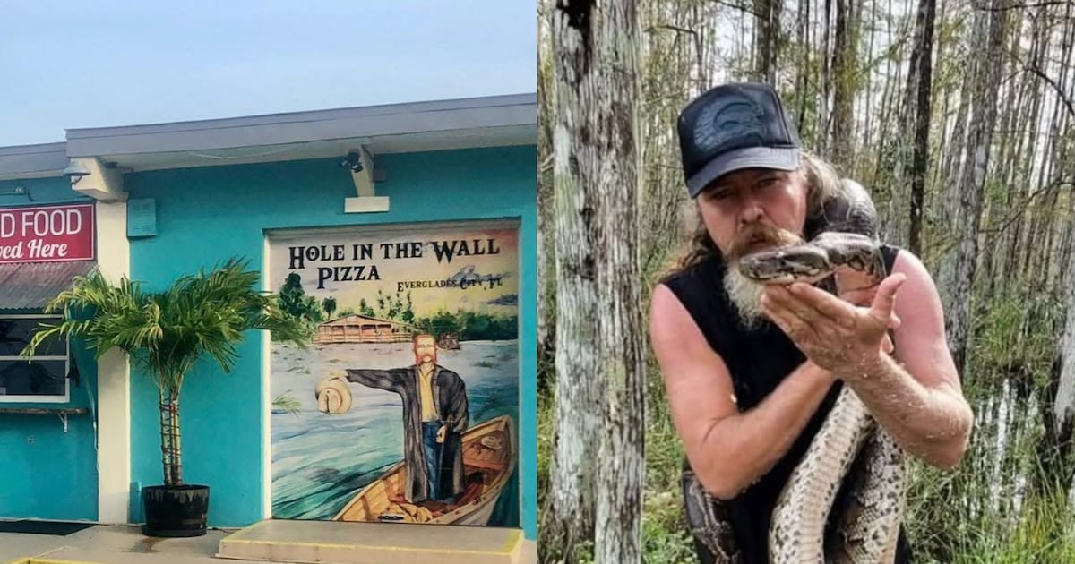 Homens no restaurante americano oferecem pizza em troca de cobras mortas em cena jornalística.