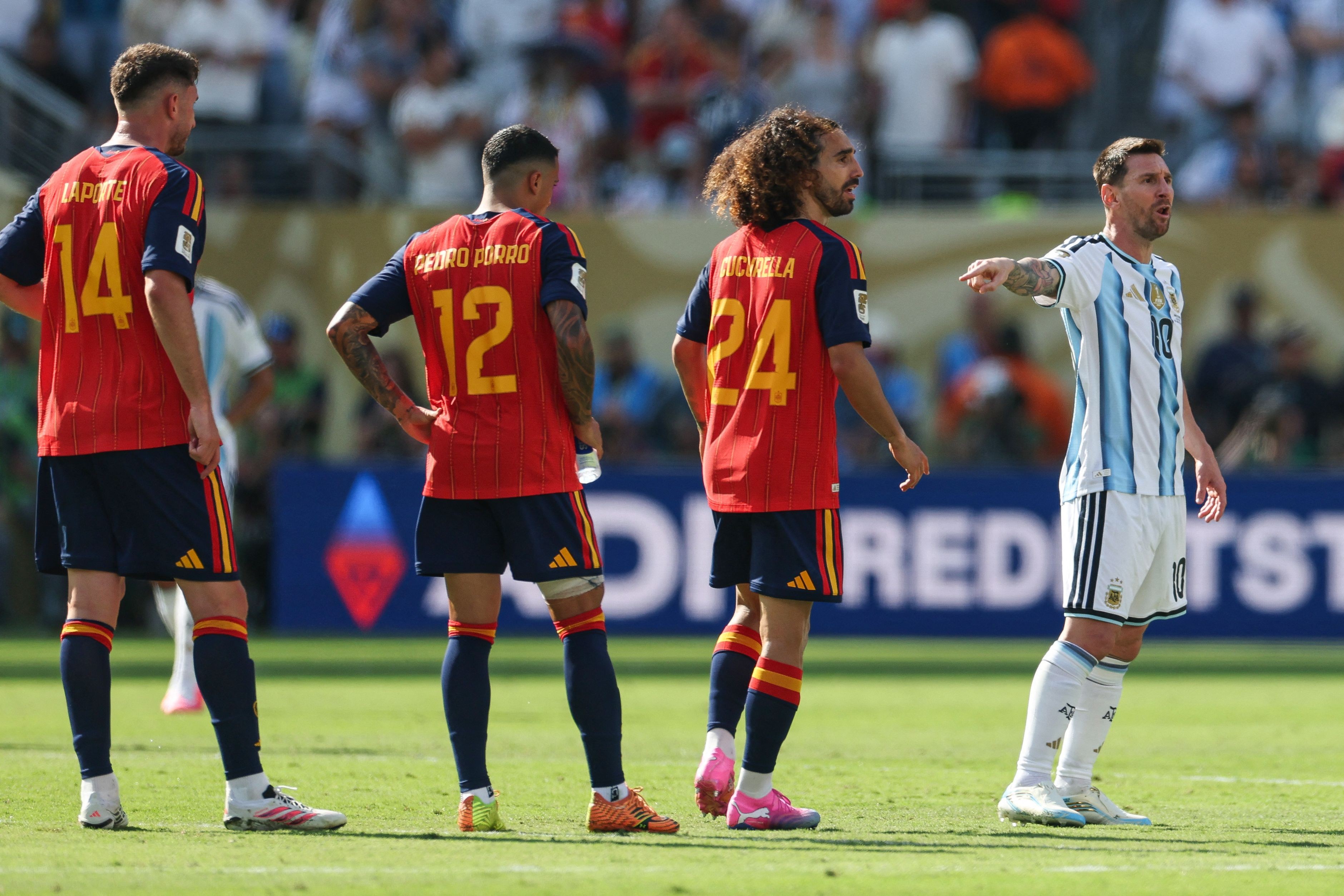 Cucurella destaca 'trabalho incrível' da defesa da Espanha na Copa do Mundo: 'Sacrifício de todos'