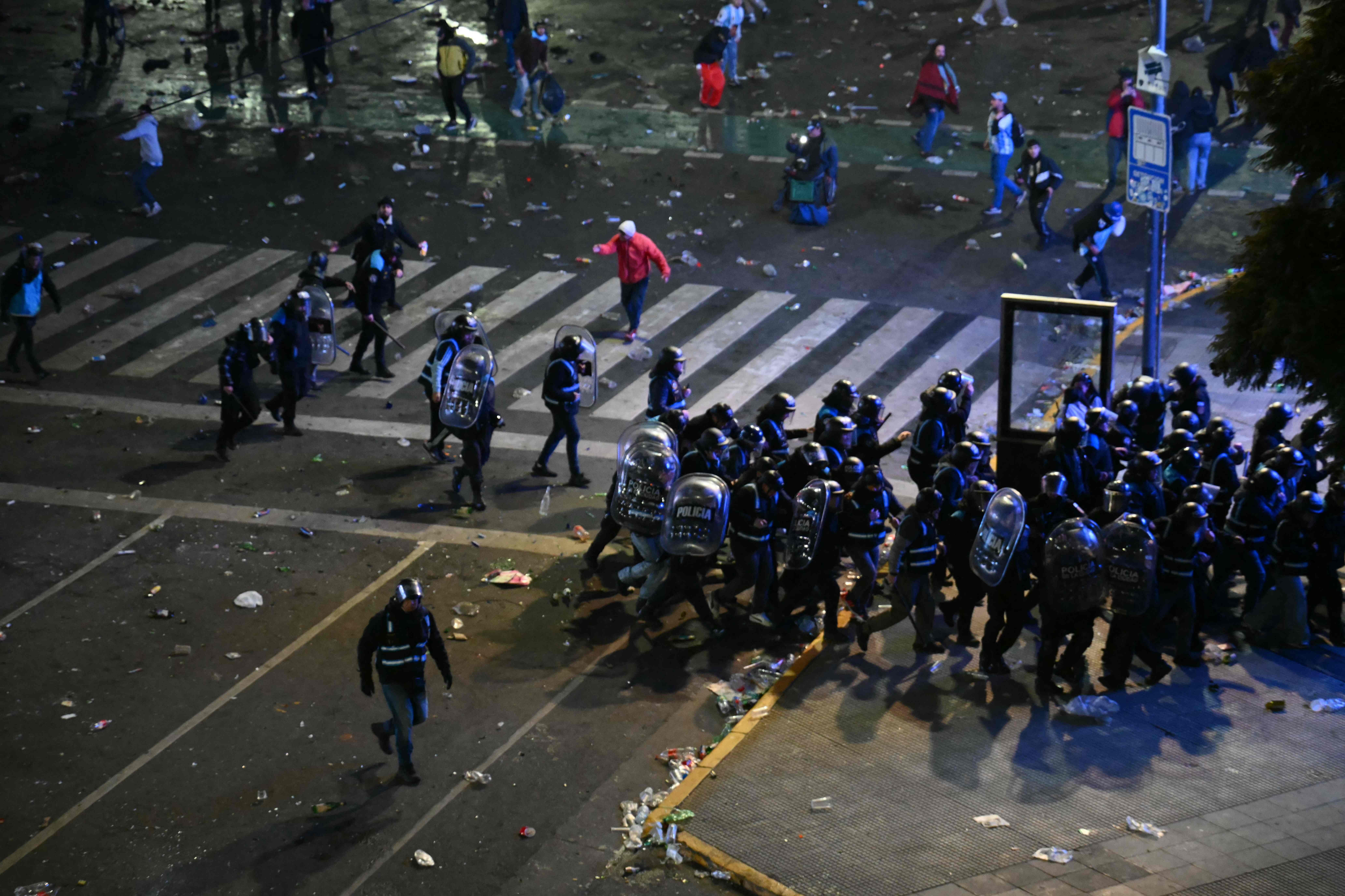Após vice da Argentina na Copa, Buenos Aires tem confusão com torcedores e 12 são detidos; veja imagens