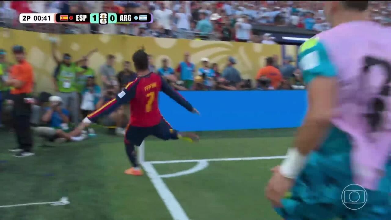 Espanha campeã da Copa: jornais defendem estilo contra Argentina