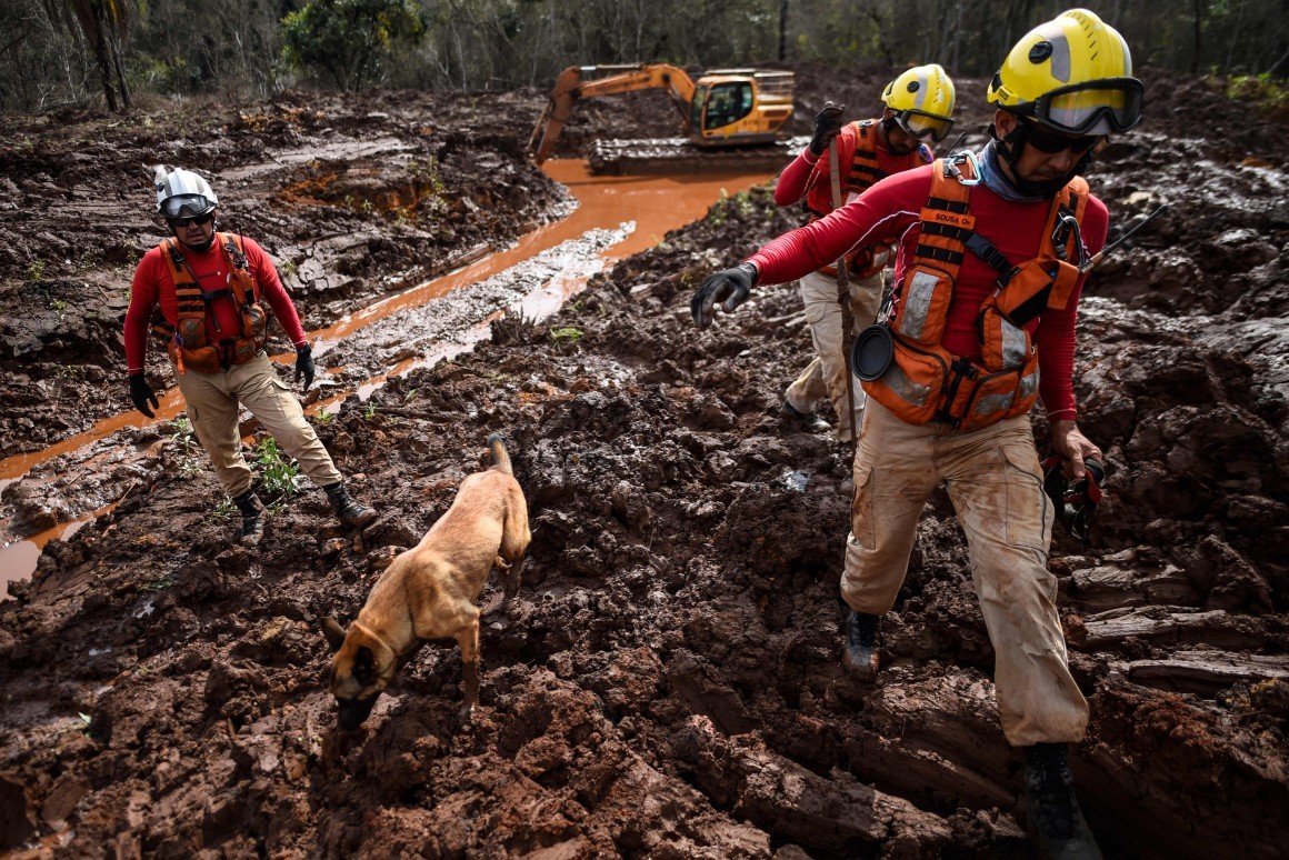 Jornalista segurando um tablet com notícia sobre estreia da série sobre tragédia de Brumadinho.
