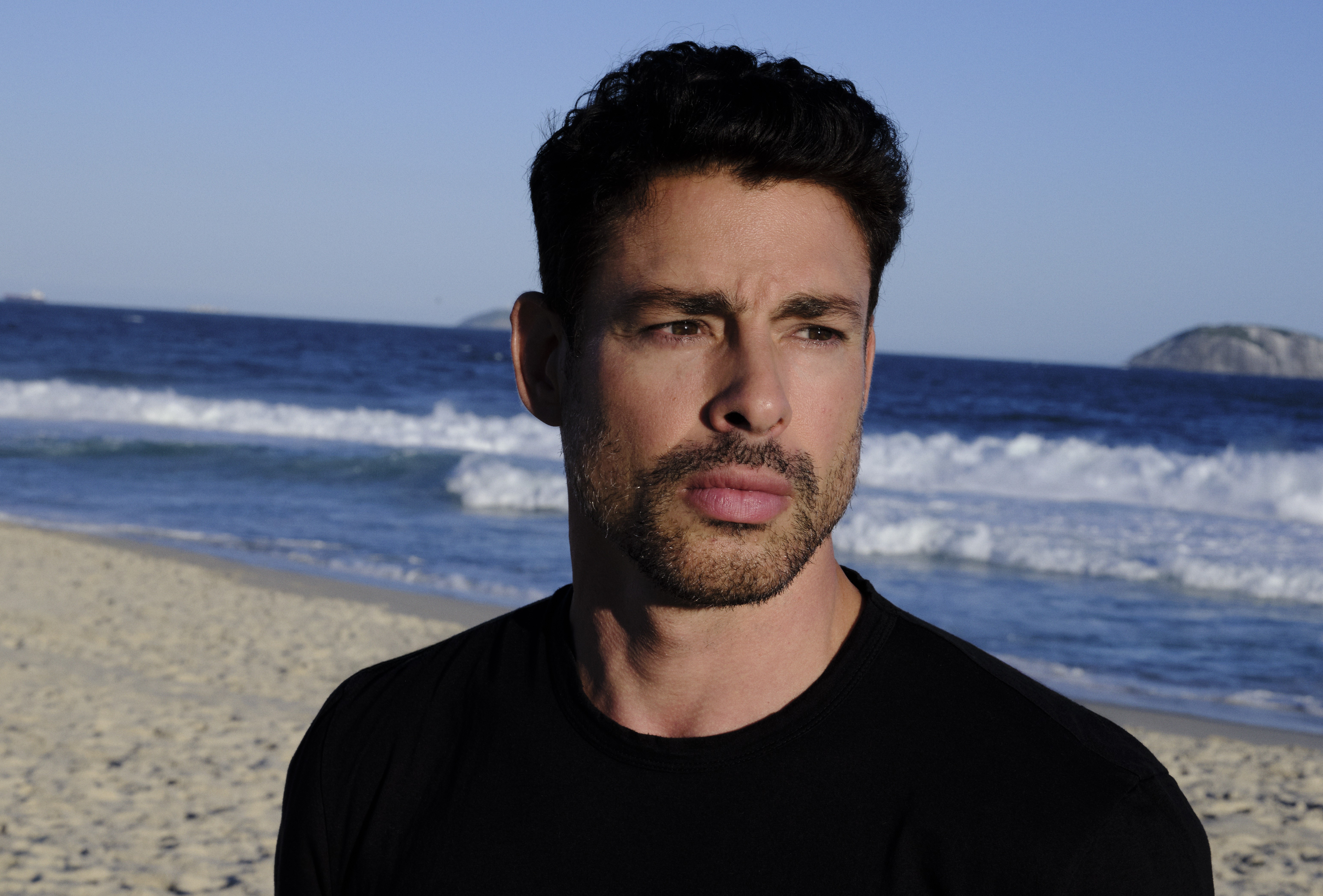 Cauã Reymond fala sobre 'Jogada de risco' e rótulo de galã: 'Tinha medo de ficar estigmatizado, mas hoje sou relaxado'