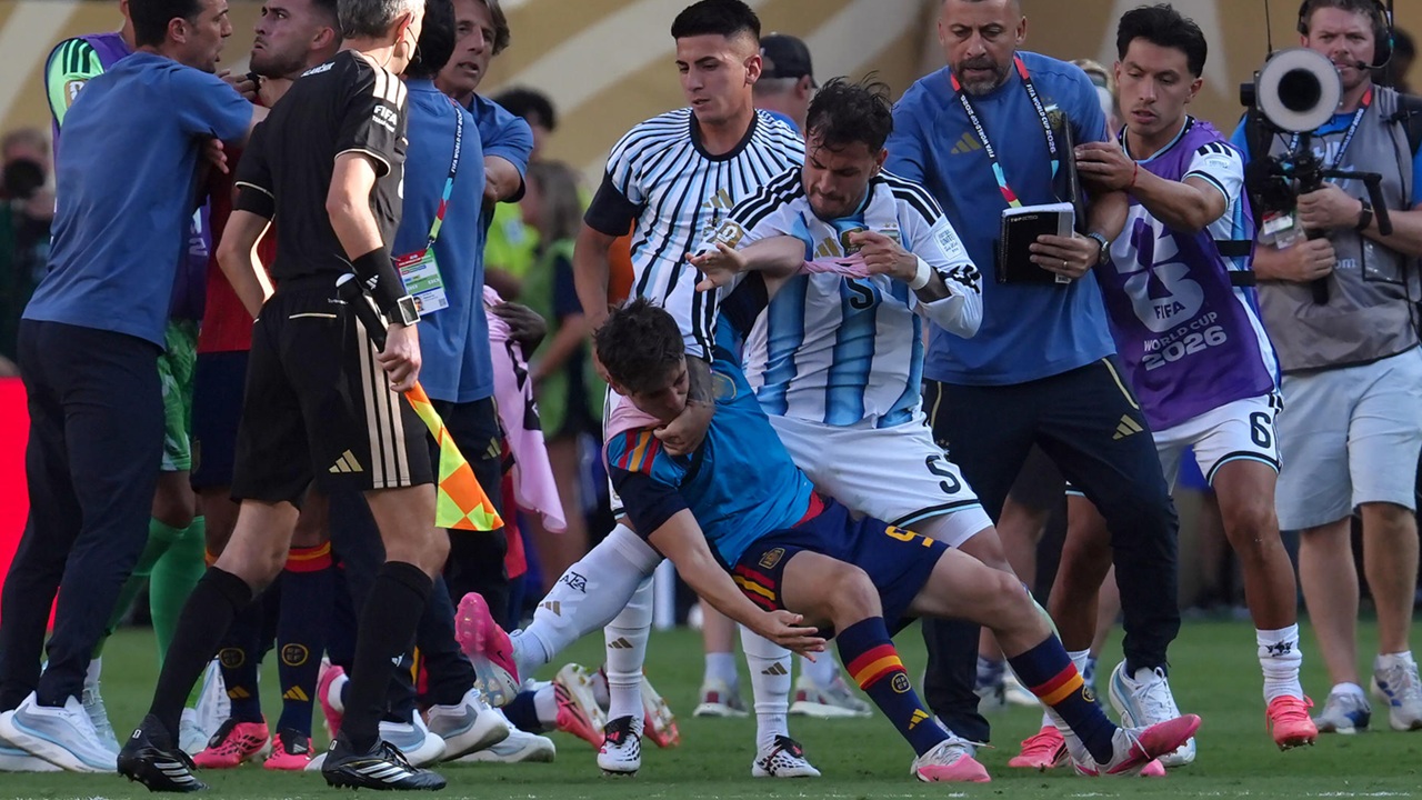Ministro de Milei pede “dignidade” a jornalista inglês que chamou jogadores argentinos de bandidos