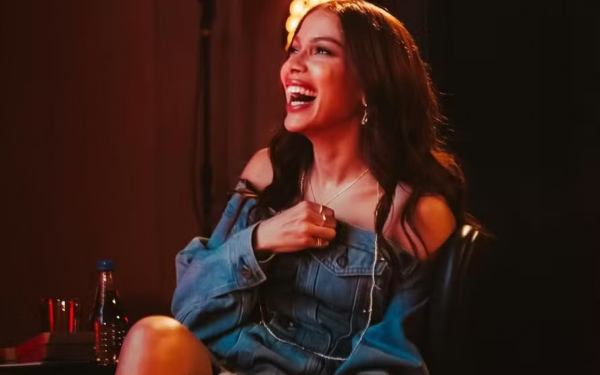 Anitta põe convite da Mocidade na geladeira