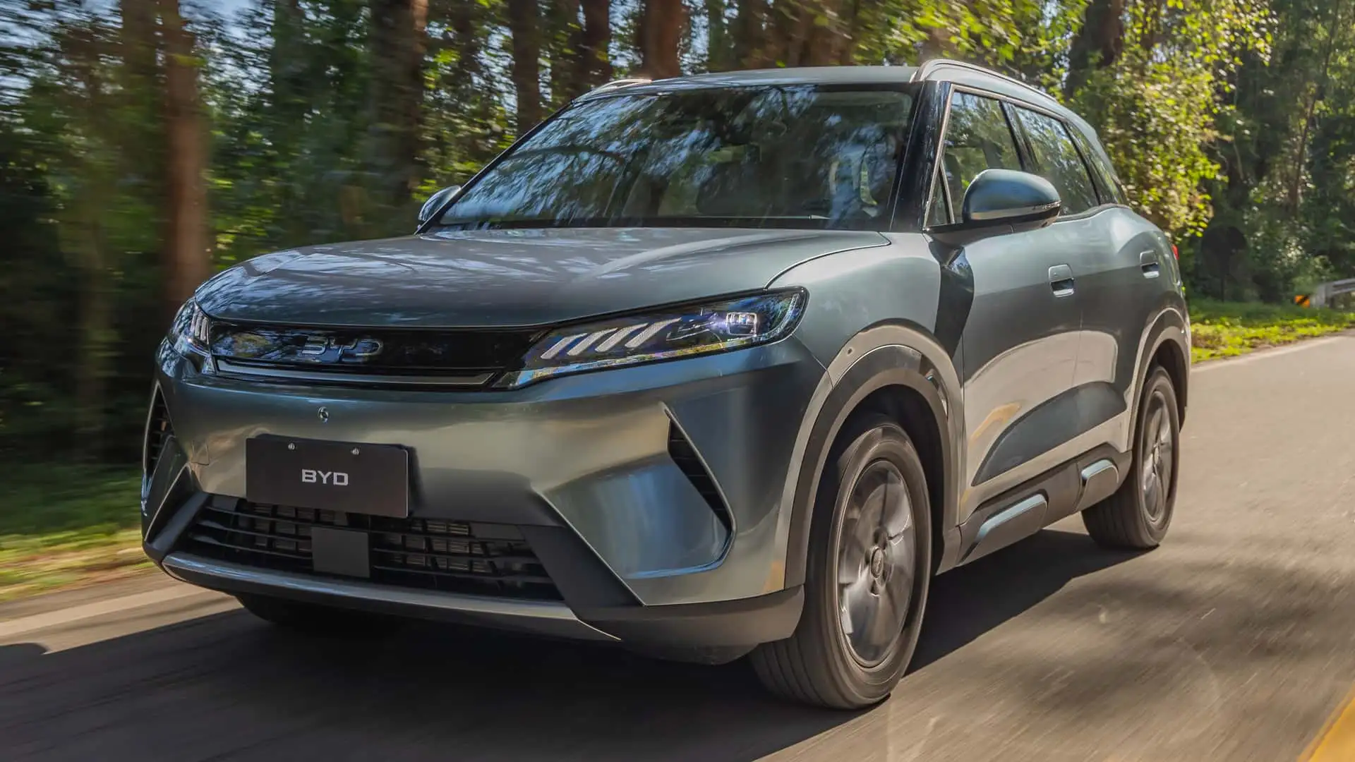 Carros BYD e Jeep em competição na estrada italiana em junho.