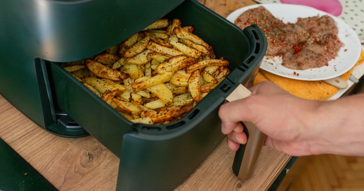 Quais alimentos preparados na airfryer podem formar acrilamida, ligada a prejuízos à saúde?