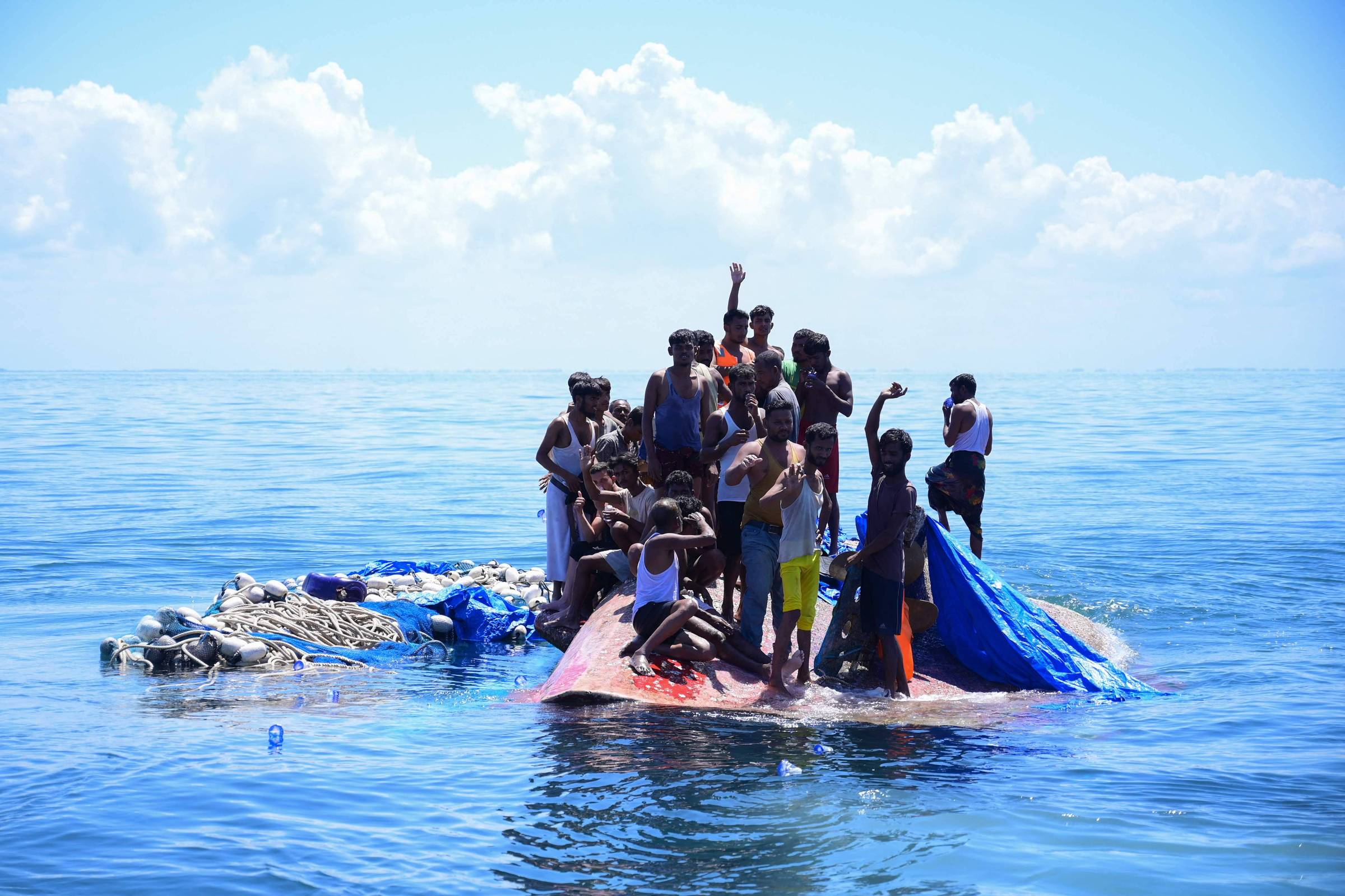 Mais de 500 pessoas da minoria muçulmana rohingya desaparecem na costa de Mianmar