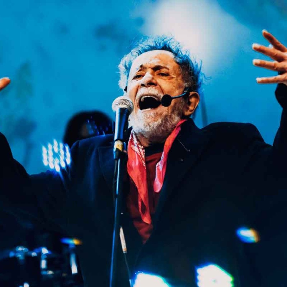 Tom Zé canta em concerto em Belo Horizonte.