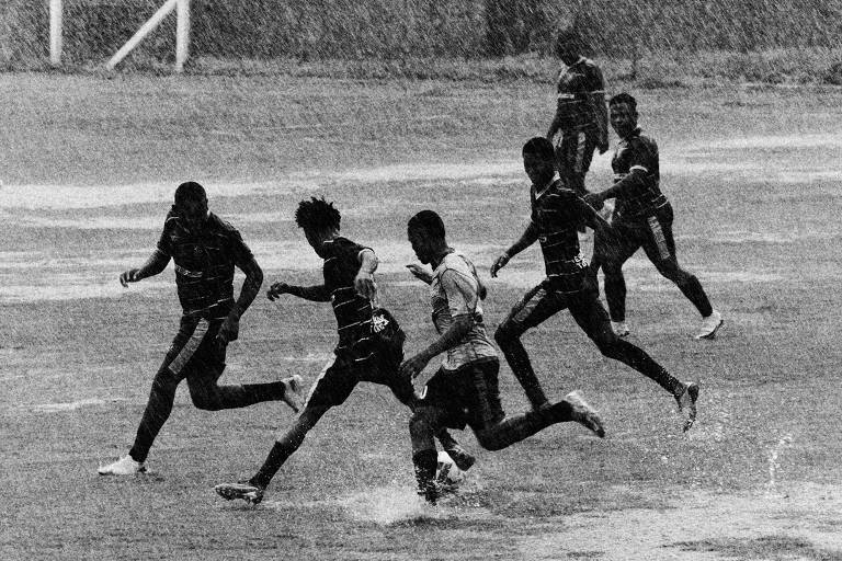 Hick Duarte fotografa a paixão pelo futebol jogado longe dos grandes estádios