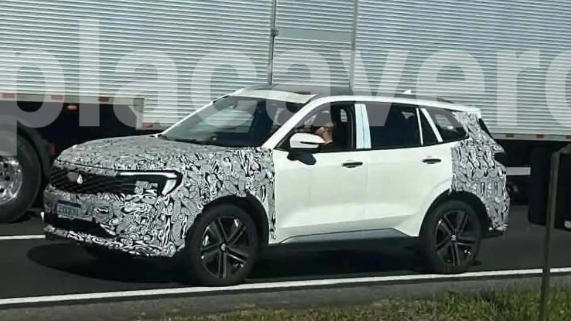 Automóvel Ford Territory em teste, competindo com o Haval H6.