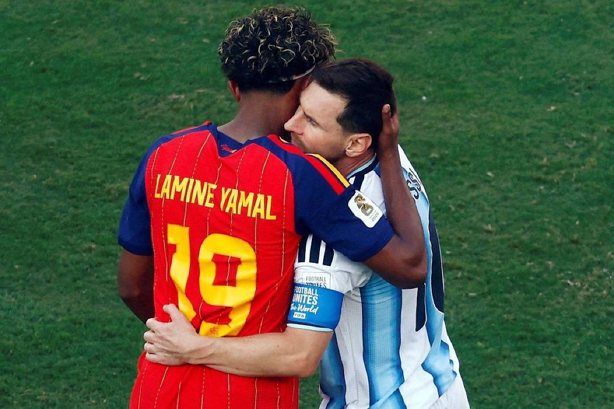 Líderes esportivos compartilham um momento de emoção e gratidão em um abraço.